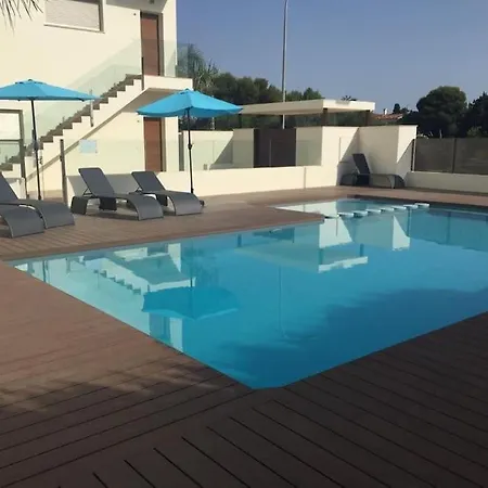 Bajo Con Jardin Con Acceso Directo A La Playa Apartment